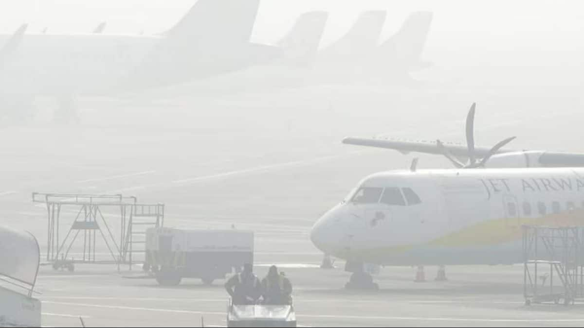 Delhi AQI worsens: Visibility drops to zero; 10 flights diverted