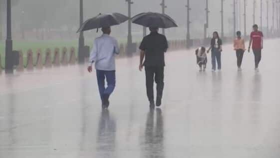 Heavy rain lashes Delhi-NCR, flights delayed due to waterlogging