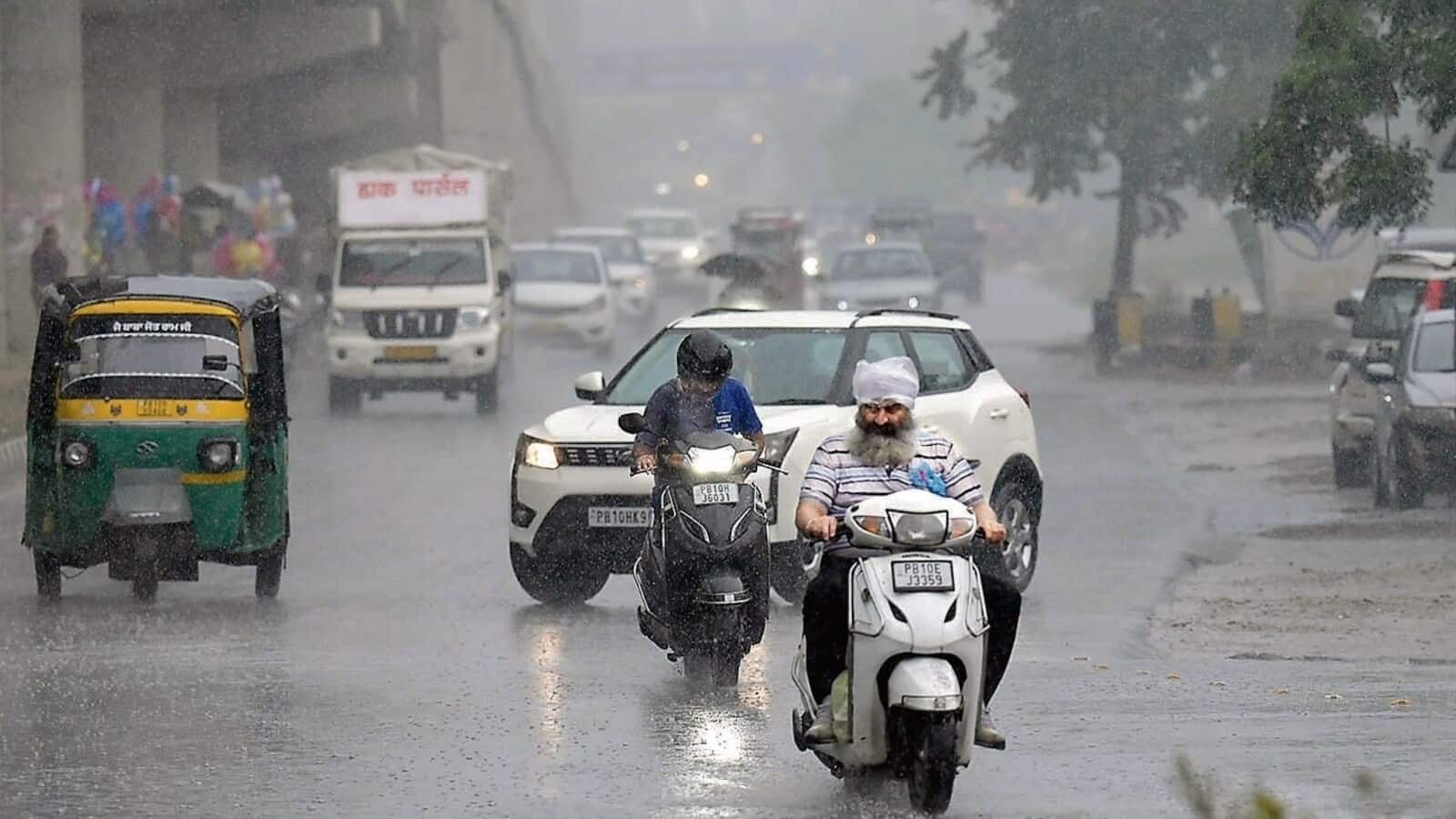 Heavy rainfall causes traffic disruptions in Delhi