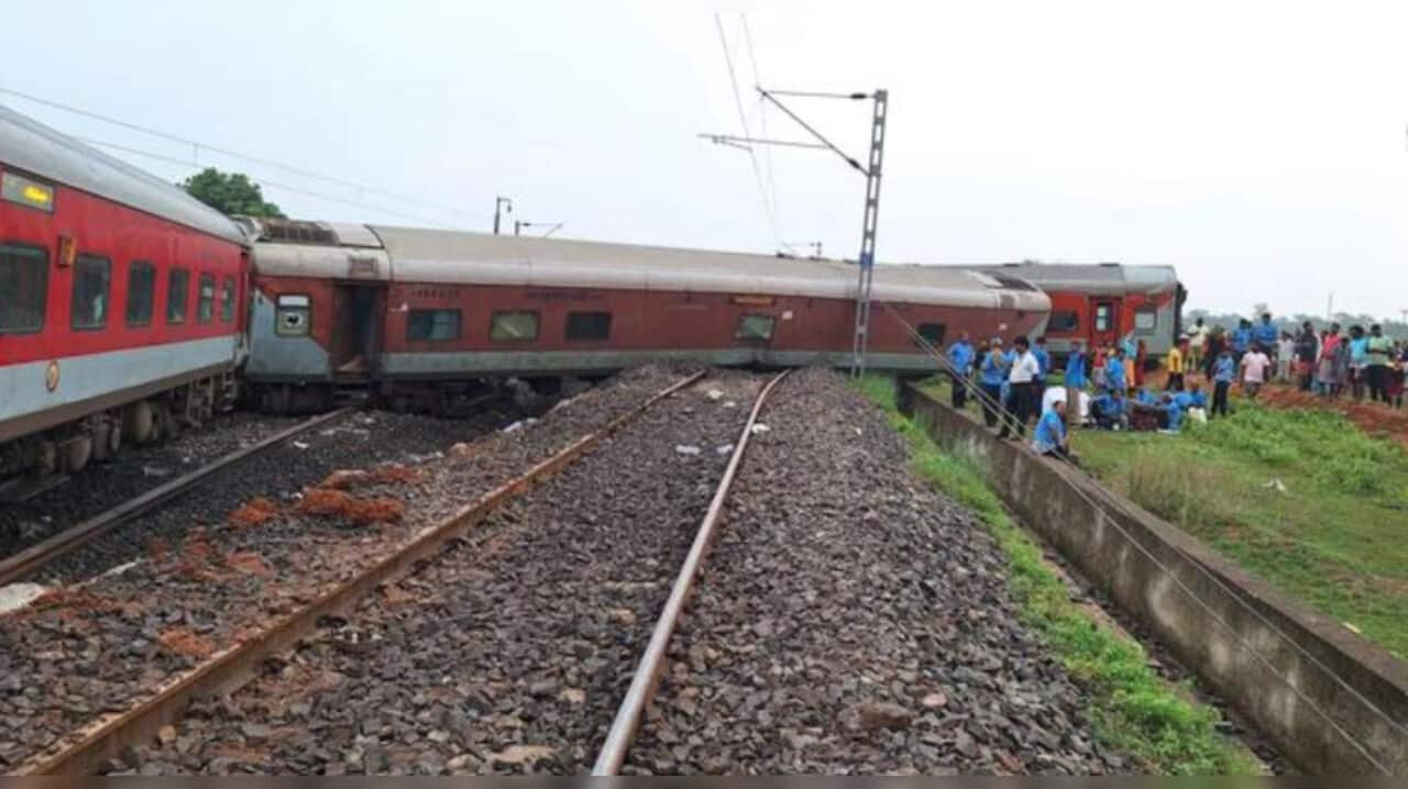 'Fail minister...': Opposition attacks Centre after Howrah-Mumbai Mail derails