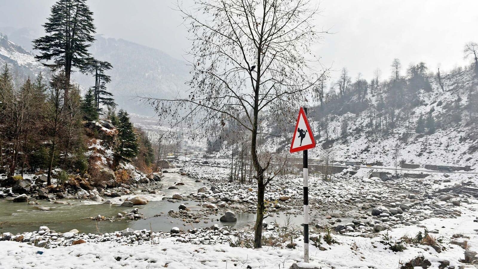 Himachal: Over 1,000 vehicles stuck in Solang-Rohtang after heavy snowfall