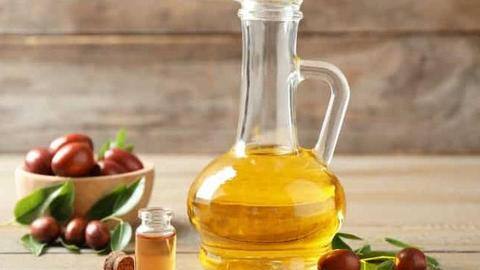 Amazing benefits of jojoba oil on the skin and hair Amazing benefits of jojoba oil on the skin and hair