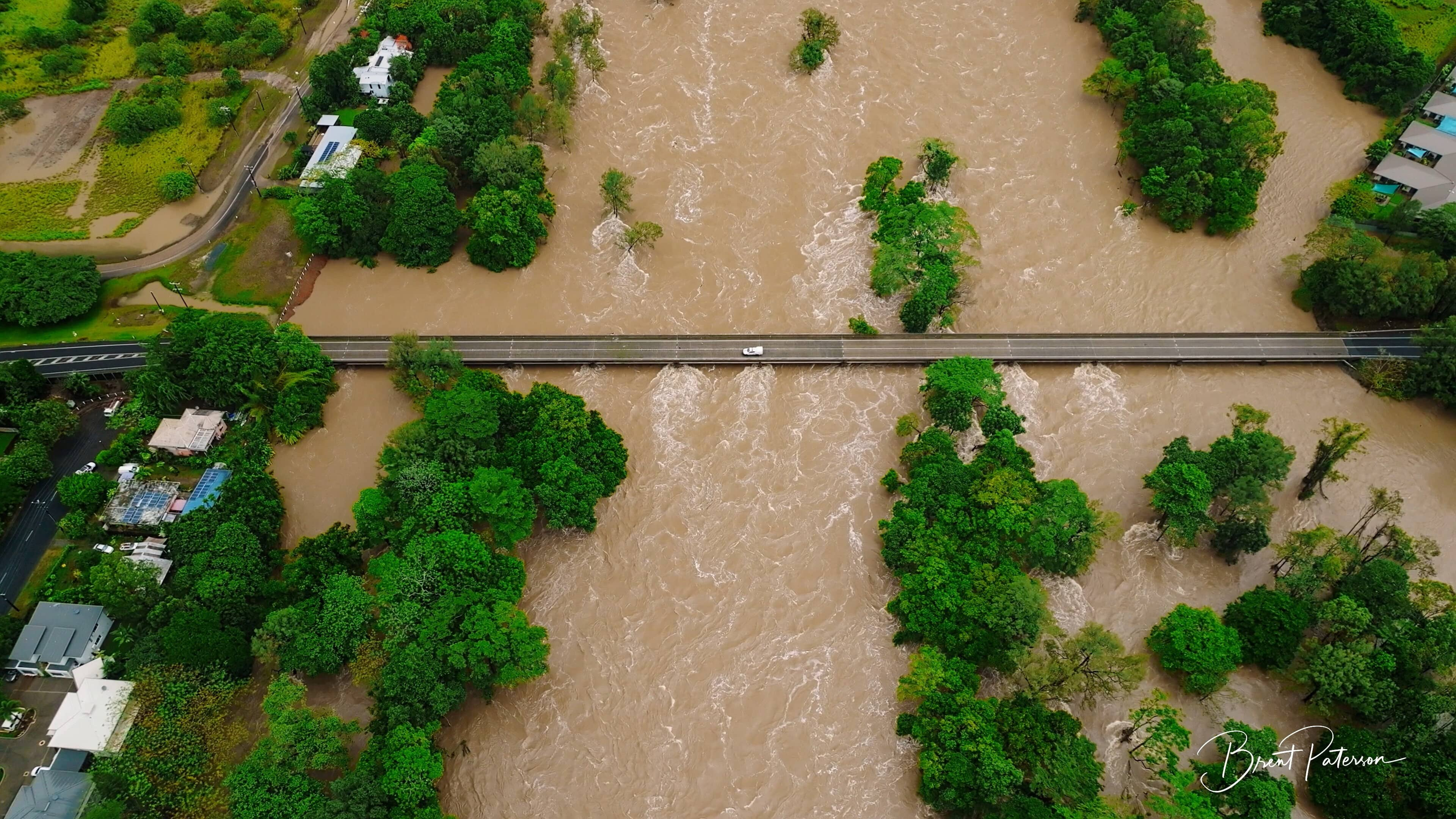 1 dead, thousands evacuated as Australia battles severe floods