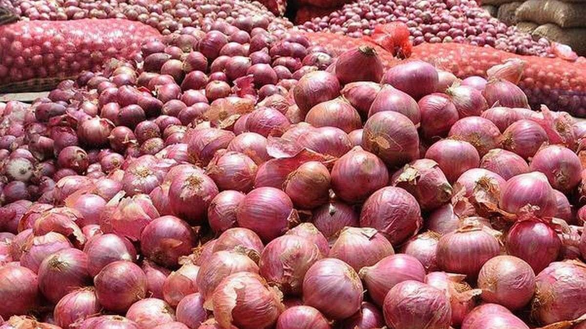 Maharashtra: Farmer garlands minister with onions to protest price drop