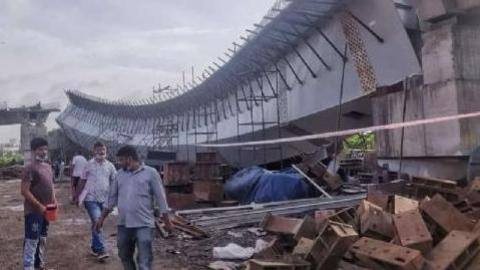 Mumbai: Fourteen workers injured as girder of under-construction flyover collapses Mumbai: Fourteen workers injured as girder of under-construction flyover collapses