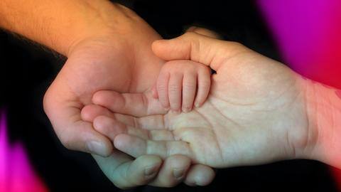 Co-sleeping - Is it good or bad for babies? Co-sleeping - Is it good or bad for babies?