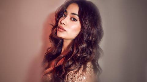 Glow like a goddess with a dewy makeup look Glow like a goddess with a dewy makeup look