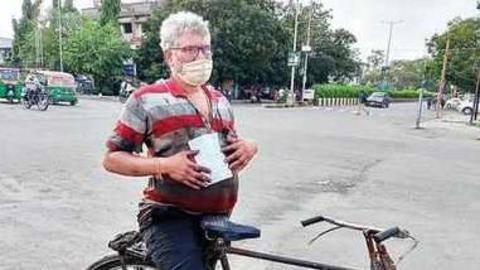Cyclist slapped with challan for riding on wrong side Cyclist slapped with challan for riding on wrong side