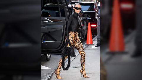Kim Kardashian gets royally trolled for donning 'credit card' earrings Kim Kardashian gets royally trolled for donning 'credit card' earrings