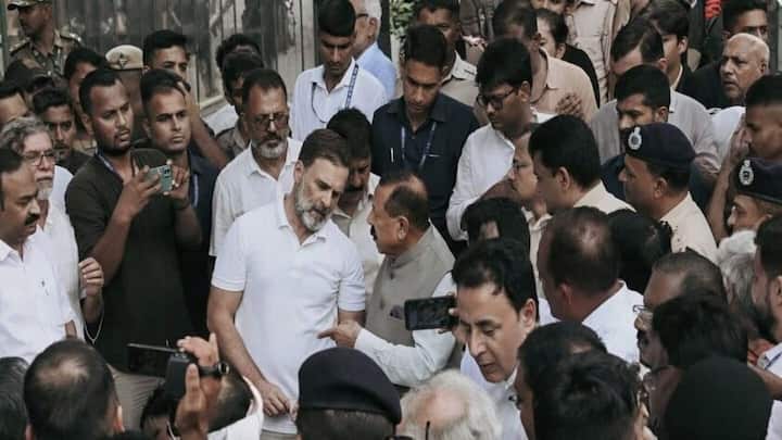 Rahul Gandhi, Akhilesh Yadav detained outside PM's residence 