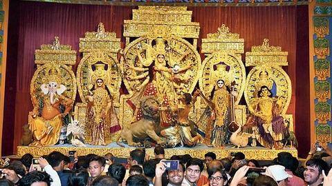 Mamata's 'idol' to share space with Durga in Kolkata pandal Mamata's 'idol' to share space with Durga in Kolkata pandal
