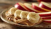 Quick breakfasts: Apple slices with cinnamon and walnuts