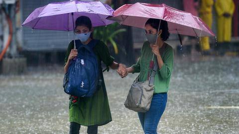 Heavy rains lash Mumbai; IMD issues alerts Heavy rains lash Mumbai; IMD issues alerts