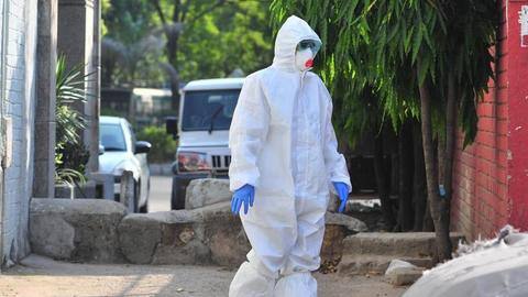 Policeman wears PPE kit, carries COVID-19 patient to ambulance Policeman wears PPE kit, carries COVID-19 patient to ambulance