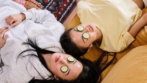 Holi 2022: Face packs to remove stubborn Holi colors Holi 2022: Face packs to remove stubborn Holi colors