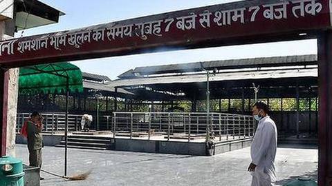 Long wait at crematoriums in Gujarat amid COVID-19 surge Long wait at crematoriums in Gujarat amid COVID-19 surge