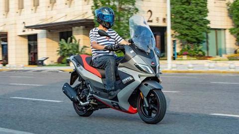 Aprilia SR Max250 HPE maxi-scooter launched with sporty looks Aprilia SR Max250 HPE maxi-scooter launched with sporty looks