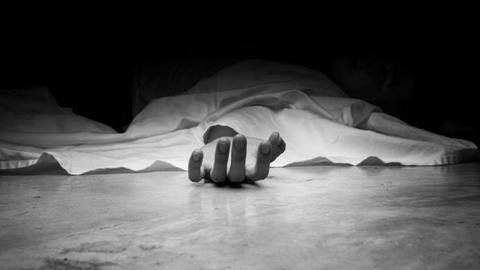 Man seals private parts with adhesive to avoid pregnancy; dies Man seals private parts with adhesive to avoid pregnancy; dies