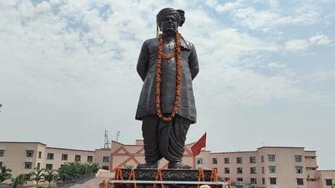 Karan Chautala washes Devi Lal's statue in name of 'purification' Karan Chautala washes Devi Lal's statue in name of 'purification'
