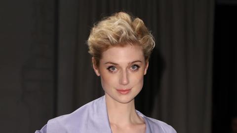 'The Crown' S05: Elizabeth Debicki shoots wearing Diana's 'revenge dress' 'The Crown' S05: Elizabeth Debicki shoots wearing Diana's 'revenge dress'