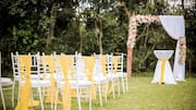 Simple decor ideas for a small garden wedding