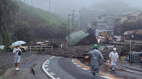 Japan mudslide: Rescuers in Atami slog through mud; 20 missing Japan mudslide: Rescuers in Atami slog through mud; 20 missing