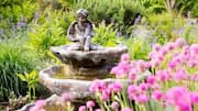 How to decorate your garden with sculptures