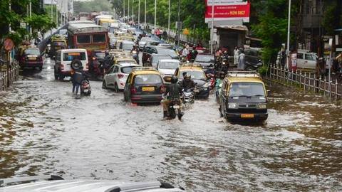 Maharashtra CM holds emergency meeting as heavy rain triggers flood Maharashtra CM holds emergency meeting as heavy rain triggers flood
