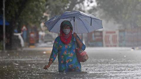 Heavy rains lash parts of Mumbai; local train services hit Heavy rains lash parts of Mumbai; local train services hit