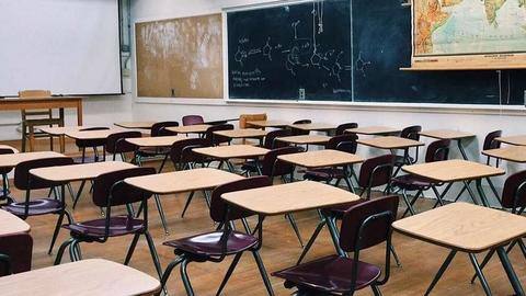 Delhi: Protesting parents demand schools be reopened for primary classes Delhi: Protesting parents demand schools be reopened for primary classes