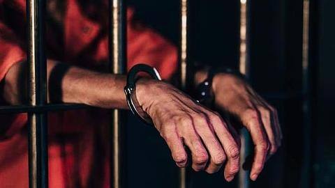 Three men arrested for posing as policemen, robbing delivery boy Three men arrested for posing as policemen, robbing delivery boy