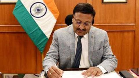 Uttarakhand: CEC treks 18 kilometers to assess polling challenges Uttarakhand: CEC treks 18 kilometers to assess polling challenges