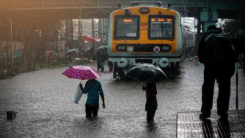 Rains continue inundated: IMD issues fresh alert for Maharashtra, Karnataka Rains continue inundated: IMD issues fresh alert for Maharashtra, Karnataka