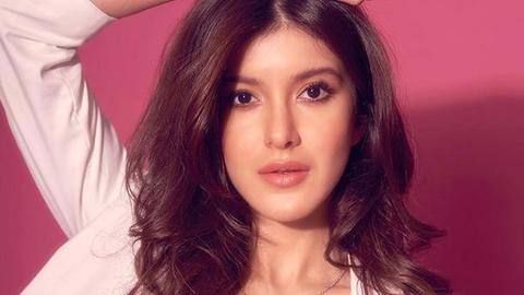 Shanaya Kapoor's positive COVID-19 diagnosis delays debut film's shooting schedule Shanaya Kapoor's positive COVID-19 diagnosis delays debut film's shooting schedule