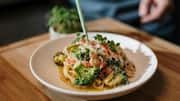 5 easy meals that combine broccoli and garlic