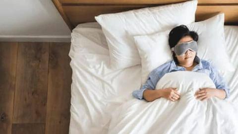 This is how your sleeping position is damaging your skin This is how your sleeping position is damaging your skin