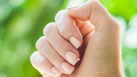Easy tricks to fix a broken fingernail at home Easy tricks to fix a broken fingernail at home