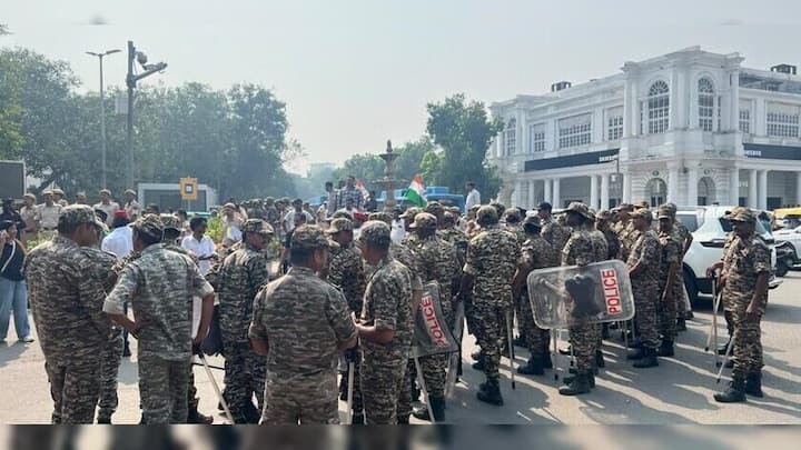 Rahul, Priyanka march to SC; thousands gather near Mandi House 