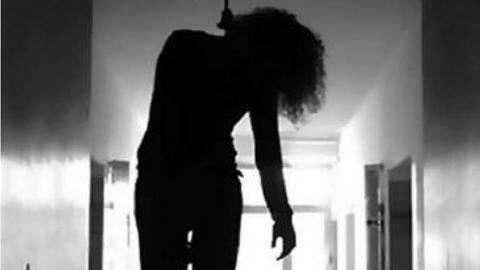Delhi: Woman commits suicide while video chatting on WhatsApp Delhi: Woman commits suicide while video chatting on WhatsApp