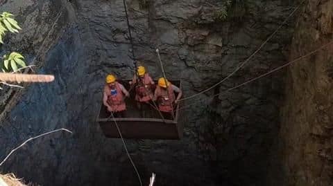Meghalaya: Navy divers enter mine to find trapped miners Meghalaya: Navy divers enter mine to find trapped miners