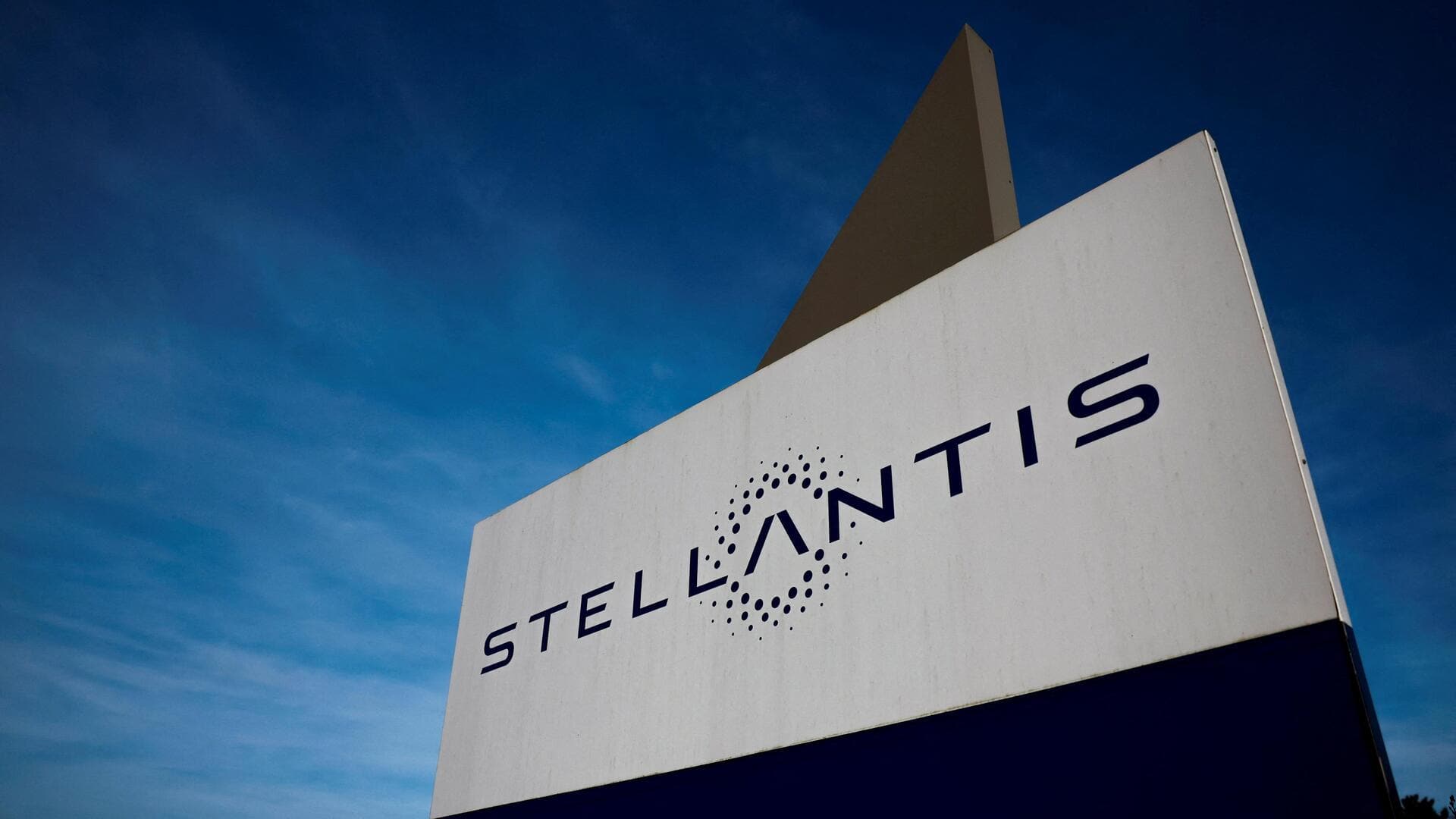 Stellantis recalls 250,000 US vehicles over faulty airbags Stellantis recalls 250,000 US vehicles over faulty airbags