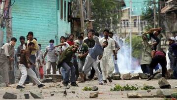 Stone-pelters target school bus in Kashmir, student injured