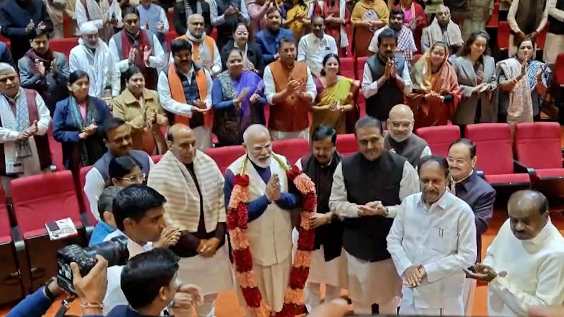 Modi given rousing reception at NDA meeting for trade deal