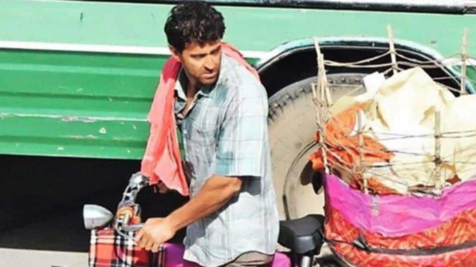 Hrithik's papad-selling picture from 'Super 30' sets is extra 'ordinary'