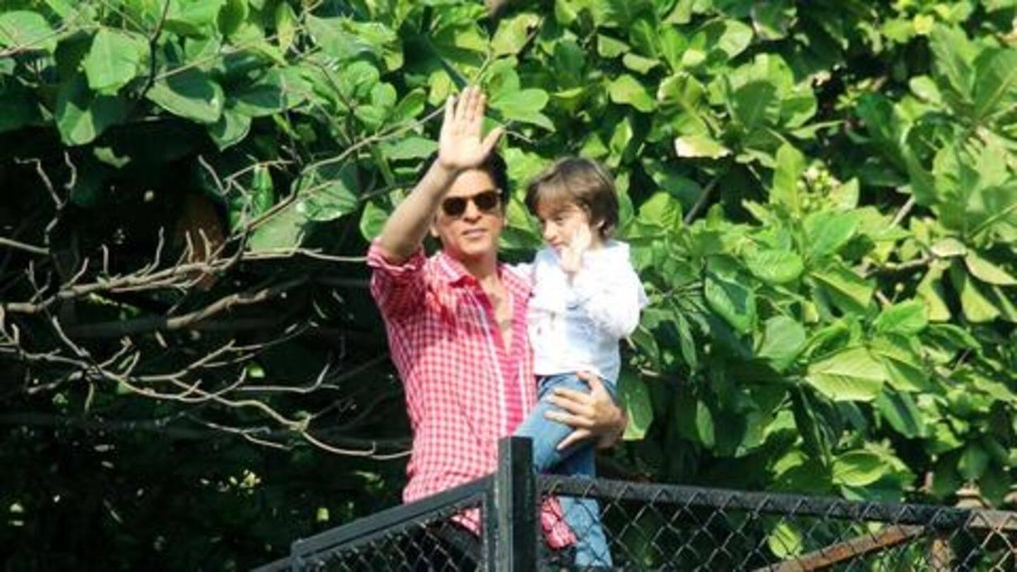 As he was exiting, SRK posed for camerapersons As he was exiting, SRK posed for camerapersons
