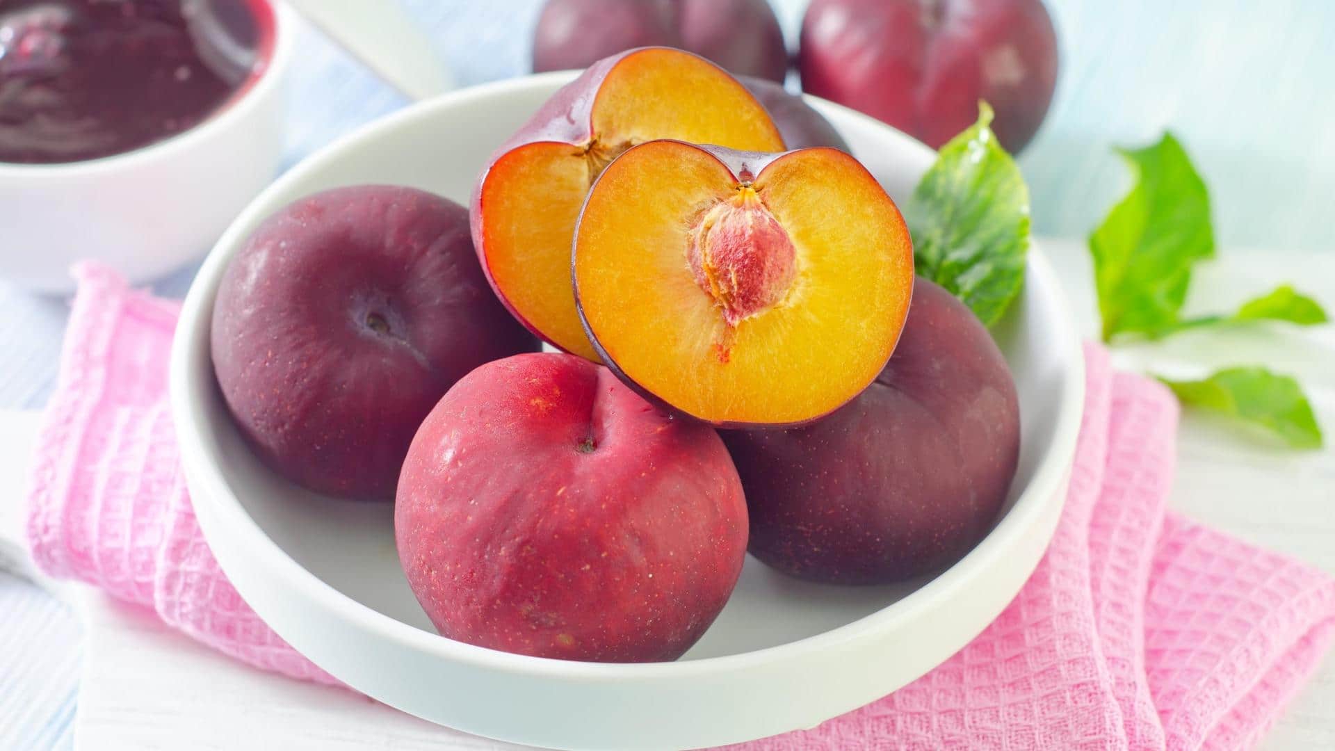 5 reasons why you should include plums in your diet