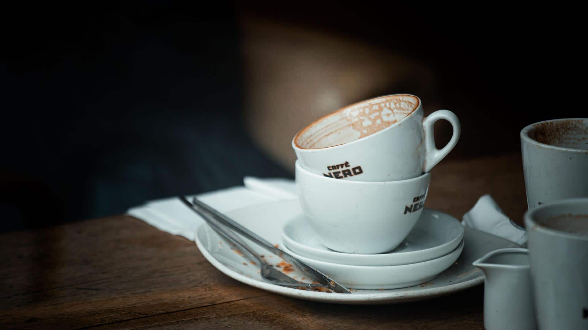 Easy ways to make tea-stained cups look new