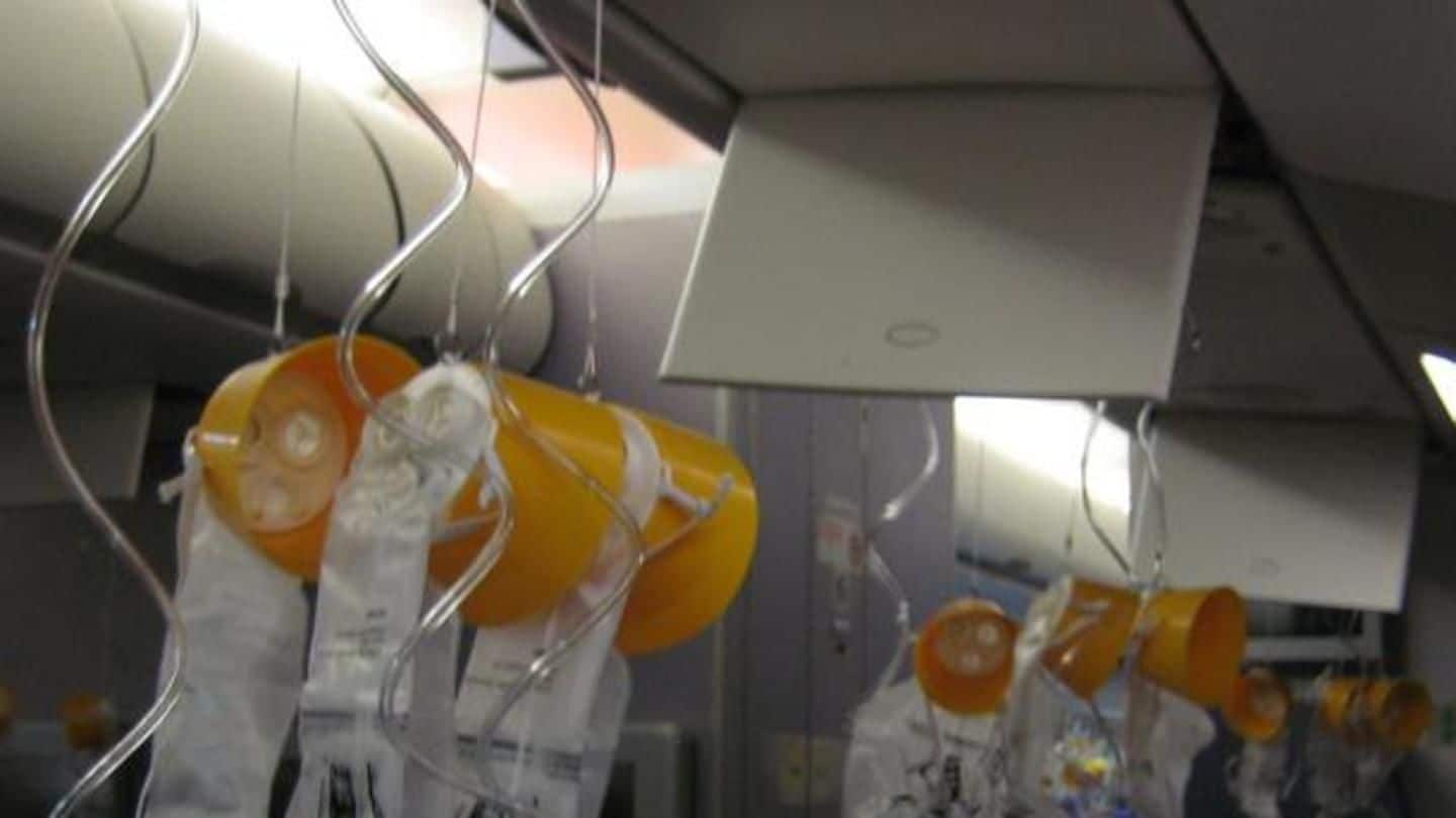 Кислородная маска в самолете. Дополнительные кислородные маски в самолете. Пакеты в самолетах для дыхания. Маски для подачи кислорода в самолете. Разгерметизация системы