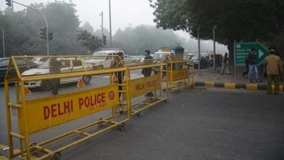 Delhi biker's throat slit by police barricade wire