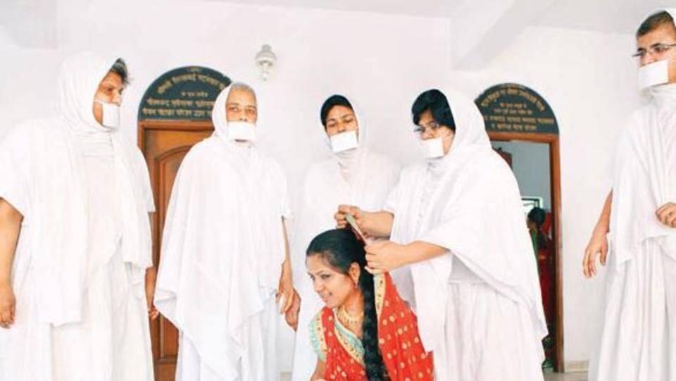 Billionaire Jain couple of MP renounces world to monks NewsBytes